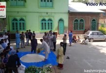 People donate in cash & kind to offer free meals at District Hospital Pulwama