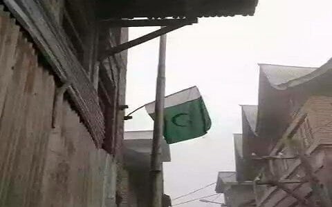 Pakistani flag hoisted on CM Mufti Mohammad Sayeed's house