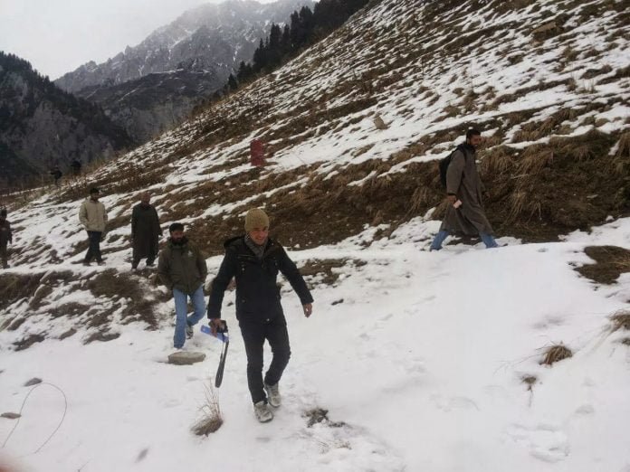 Tourists throng hill stations to enjoy snowfall in Central Kashmir