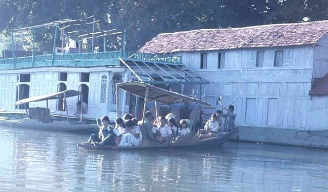 A crowded Shikara in Jehlum carrying school children (1975)