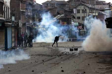 Clashes in Nowhatta after Friday prayers