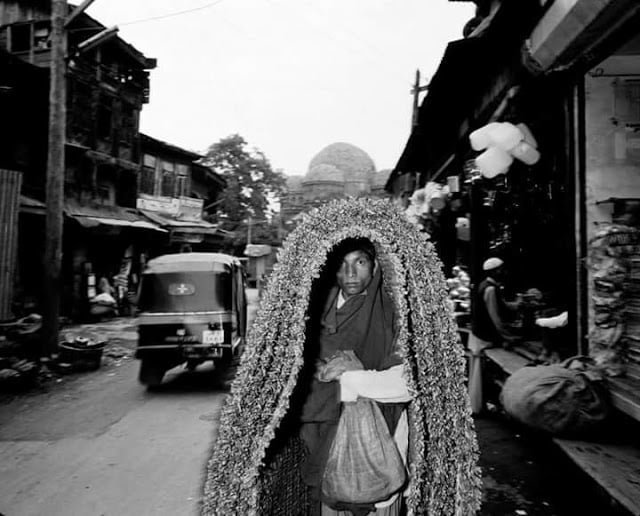 Selling ‘Wagei’ – Maharaj Gunj (1986)