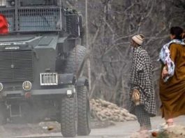 Women protestors pelt stones at government forces convoy in Shopian