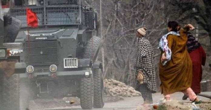 Women protestors pelt stones at government forces convoy in Shopian Women protestors pelt stones at government forces convoy in Shopian
