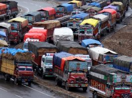 Trucks stuck on road in Kashmir