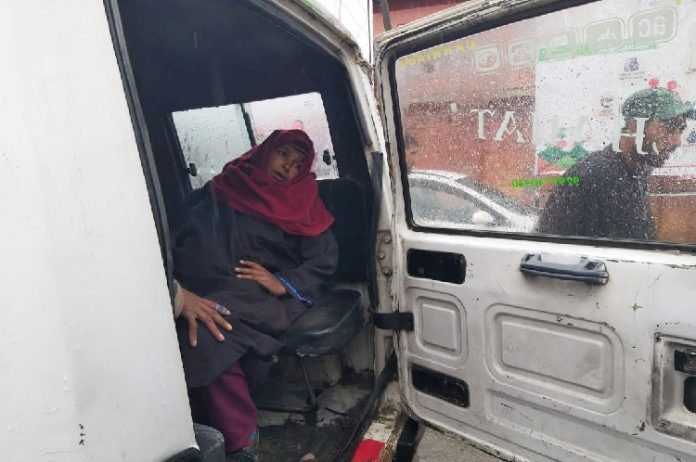 Woman delivers baby in cab as hospital refuses ambulance