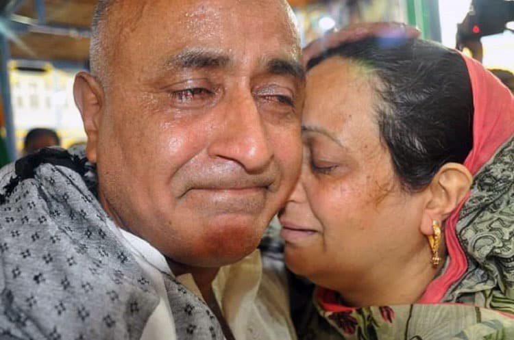 Ali Mohammad Bhat meeting his relatives with moist eyes