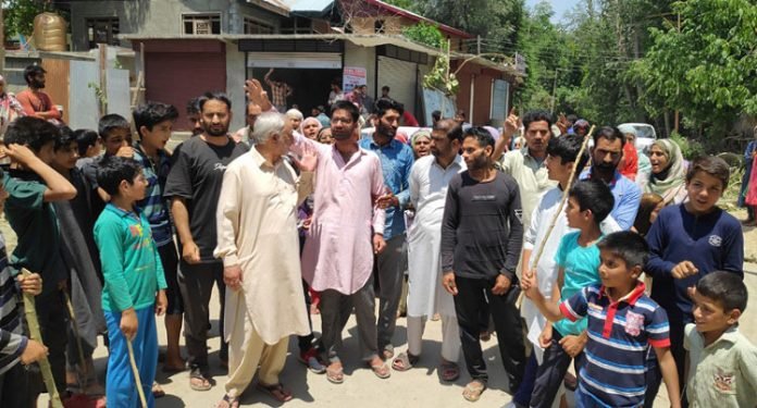 Protest turns violent against garbage dumping in Wahibugh Pulwama Protest turns violent against garbage dumping in Wahibugh Pulwama