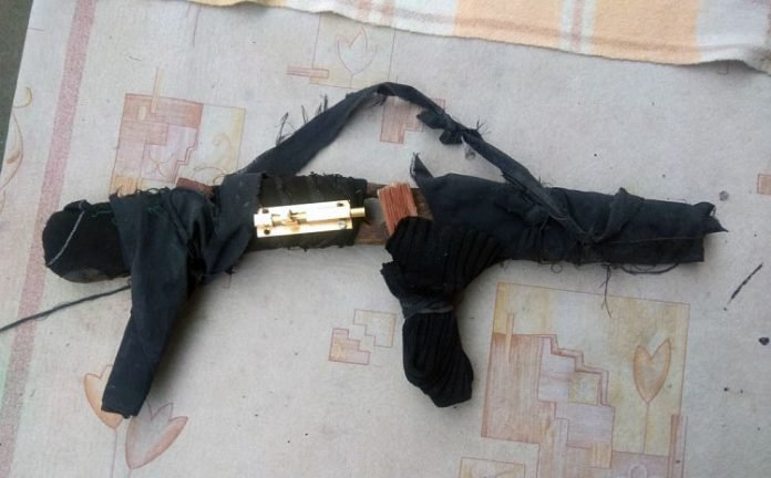 Robbers brandishing with toy guns loot Sopore family Robbers brandishing with toy guns loot Sopore family