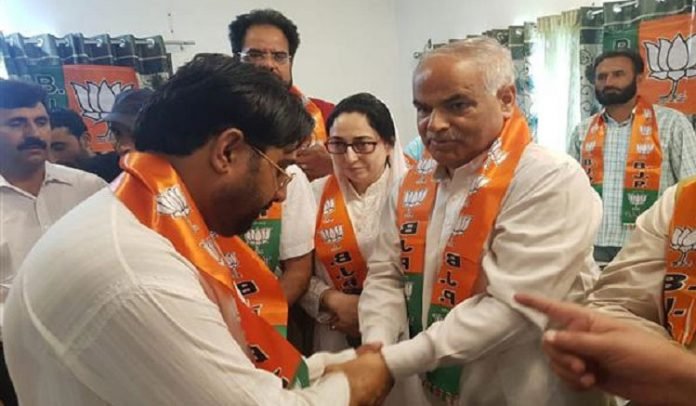 Scores join BJP during party's convention in Srinagar