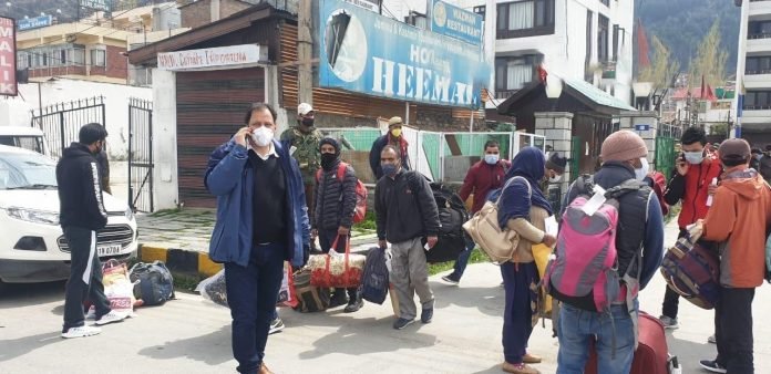 Students leave hotel in Srinagar after quarantine Students leave hotel in Srinagar after quarantine