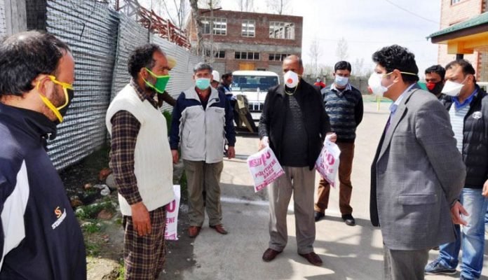 Coronavirus: DC Pulwama distributes PPE kits among Municipal employees Coronavirus: DC Pulwama distributes PPE kits among Municipal employees