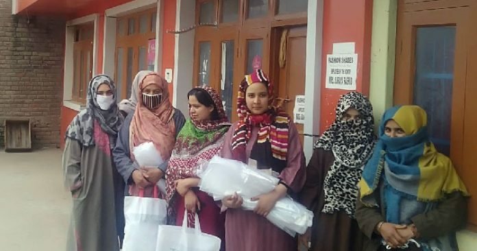 Tral girl offers free uniforms to health workers