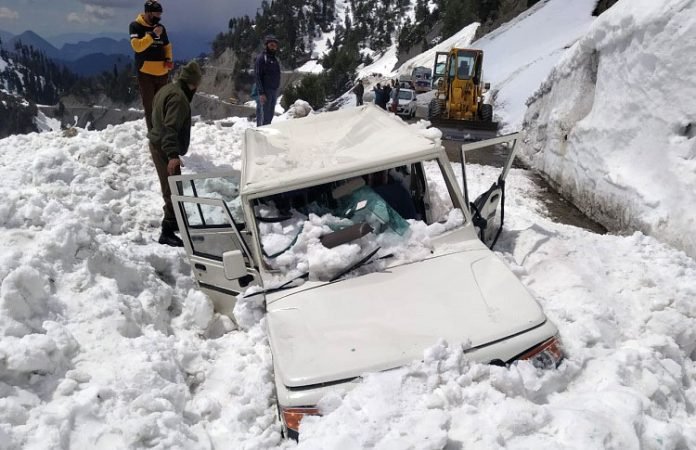 Vehicle with SDM Karnah, others on board comes under avalanche Vehicle with SDM Karnah, others on board comes under avalanche