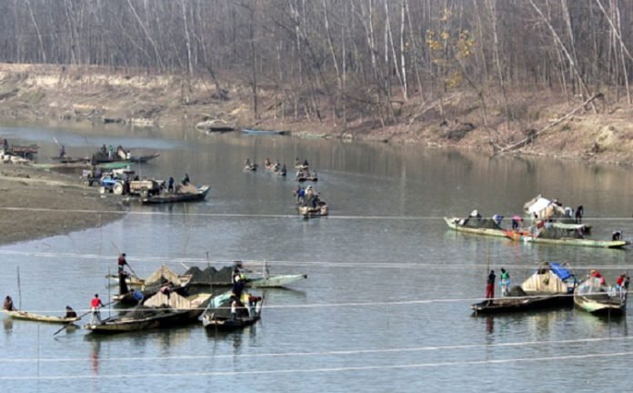 Sand diggers extract sand from river Jhelum at Padgampora in Pulwama Sand diggers extract sand from river Jhelum at Padgampora in South Kashmir’s Pulwama district.