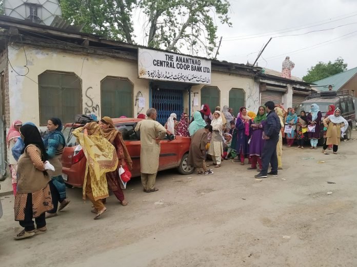 After ‘scheme’ rumours, people throng bank to open account in Pulwama After ‘scheme’ rumours, people throng bank to open account in Pulwama