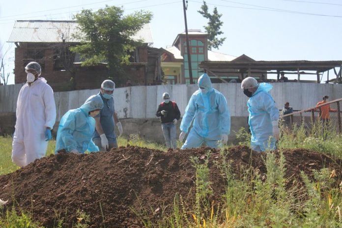 Burial of a COVID-19 patient at Tujan Pulwama