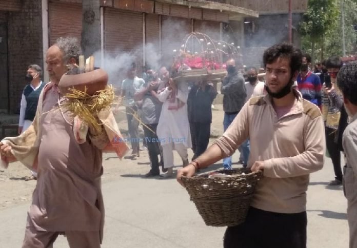 Muslims perform last rites of deceased Pandit woman in Bandipora