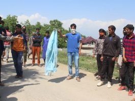 COVID-19: Locals protest in Tujan Pulwama as victim's body sent without casket