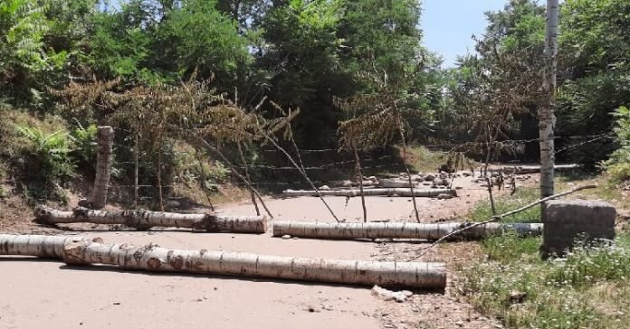 People suffer as main road blocked in Rahmoo village of Pulwama district People suffer as main road blocked in Rahmoo village of Pulwama district