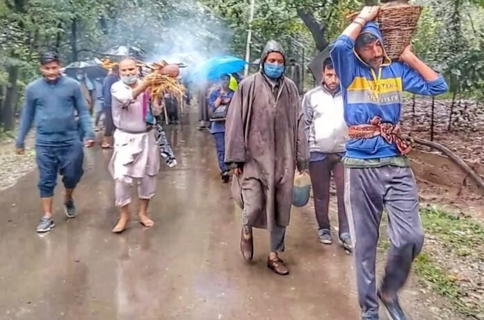 Amid torrential rains, Kashmiri Muslims cremate Pandit woman in Shopian