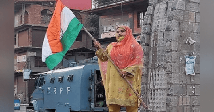 BJP women leaders hoist tricolour in Kashmir BJP women leaders hoist tricolour in Kashmir
