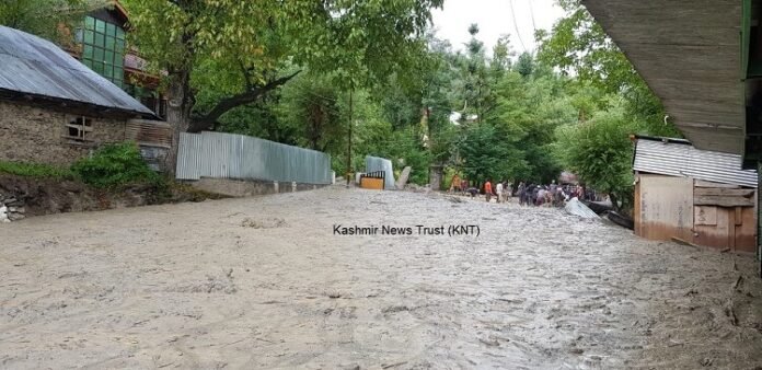 Sweeping mudslide blocks Srinagar-Leh road near Kangan