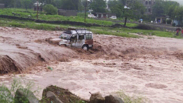 Tata Sumo got stuck in flash flood at Chhatral area of Mendhar