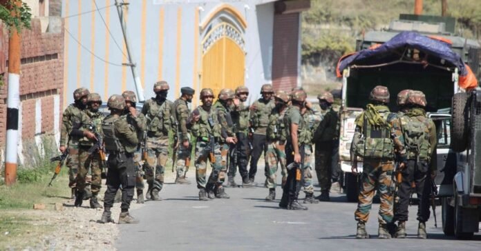 Soldiers leave after the gunfight ended in Charar-i-Sharief Soldiers leave after the gunfight ended in Charar-i-Sharief