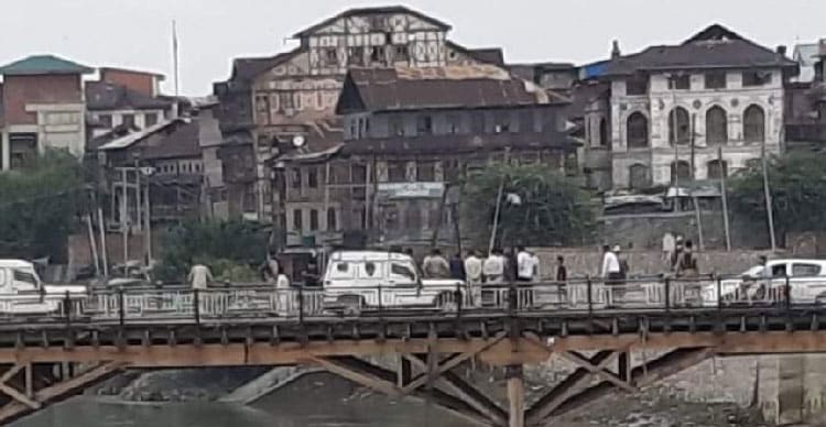 Woman commits suicide by jumping into river Jhelum