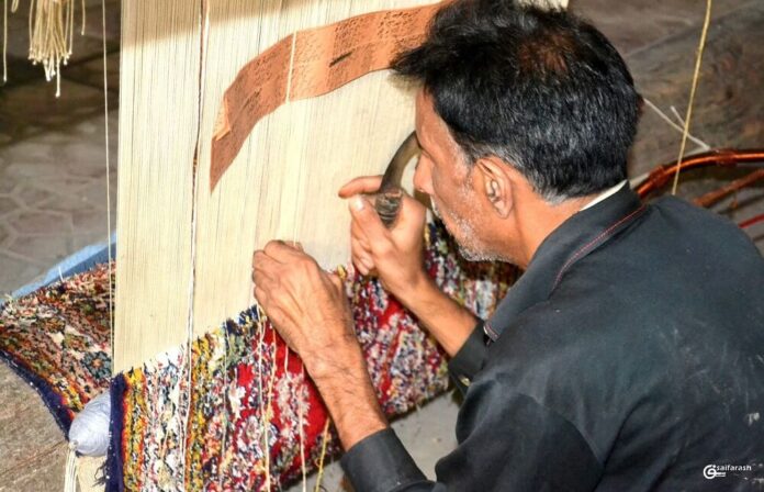 Kashmiri Handicrafts Rug Carpet Weaver