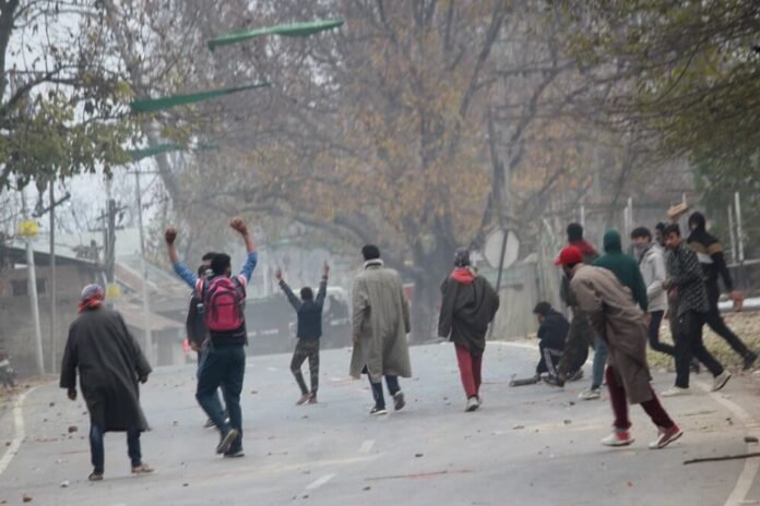 Youth pelt stones on government forces in Parigam village of Pulwama Youth pelt stones on government forces in Parigam village of Pulwama