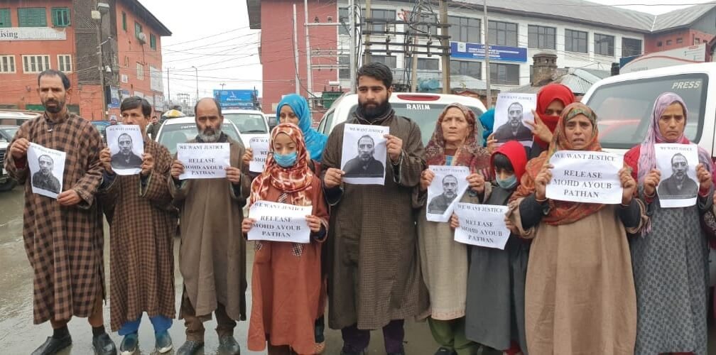 Amid rains, families protest arrest of Kashmiri men by Delhi Police Amid rains, families protest arrest of Kashmiri men by Delhi Police