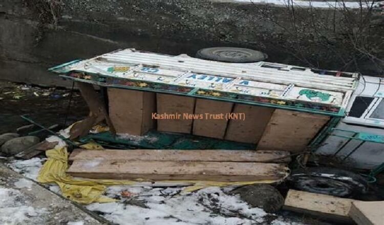 Shopian: Forest officials seize vehicle loaded with illegal timber
