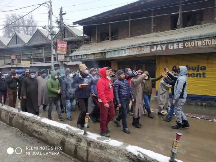 Amid snow, Muslims help perform last rites of Pandit in Baramulla Amid snow, Muslims help perform last rites of Pandit in Baramulla