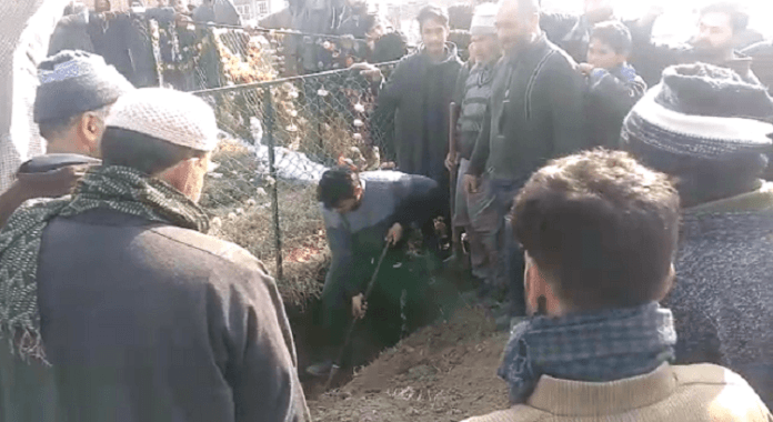 Lawaypora Gunfight - Father of slain militant digs grave, demands dead body