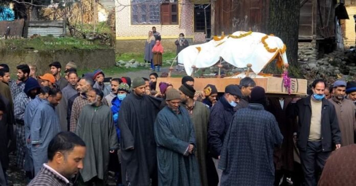Muslim help perform last rites of Kashmiri Pandit in Baramulla Muslim help perform last rites of Kashmiri Pandit in Baramulla