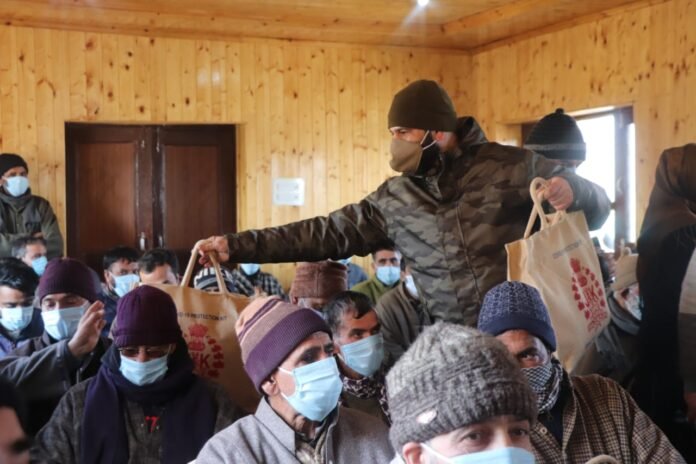 Police distributes COVID-19 safety kits among needy in Pulwama