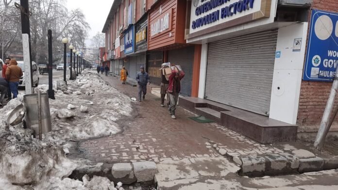 Srinagar parts shut to mark death anniversary of Afzal Guru