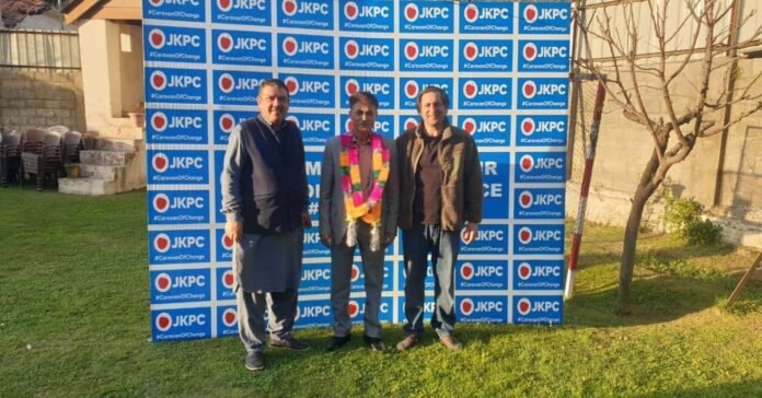 Former bureaucrat Mohammad Ashraf Mir joins Peoples Conference