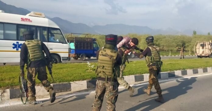 Troopers rescue unconscious man on Srinagar-Jammu Highway Troopers rescue unconscious man on Srinagar-Jammu Highway