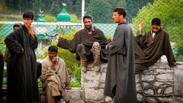 Kashmiri men wearing Pheran