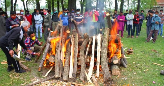 Muslim neighbours perform last rites of elderly Pandit in Pulwama