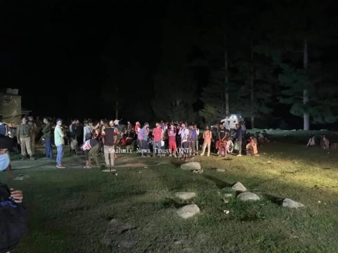 430 stranded picnickers evacuated from Aharbal 430 stranded picnickers evacuated from Aharbal