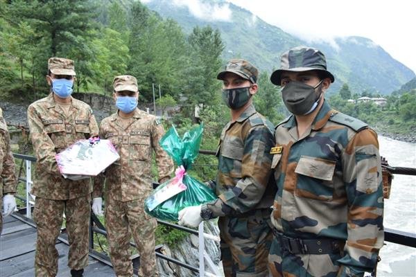 India, Pakistan armies exchange sweets at LoC in Kupwara on Eid India, Pakistan armies exchange sweets at LoC in Kupwara on Eid