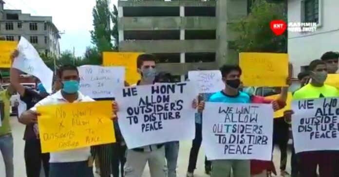 Youngsters demand closure of liquor stops in Srinagar Youngsters demand closure of liquor stops in Srinagar