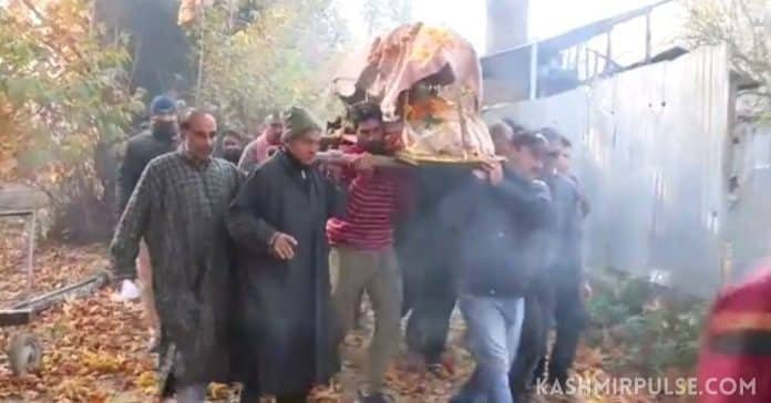 Muslim brethren perform last rites of elderly Pandit in Pulwama Muslim brethren perform last rites of elderly Pandit in Pulwama