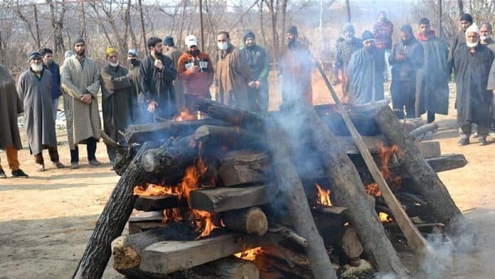 Muslims perform last rites of Pandit lady in Tral