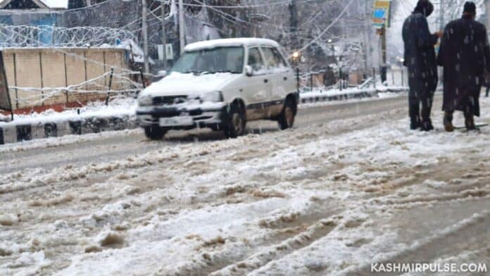 As Kashmir witnesses fresh snowfall, MET declares 'red alert'