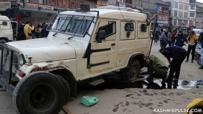 Cop among eight persons injured in Srinagar grenade blast Cop among eight persons injured in Srinagar grenade blast